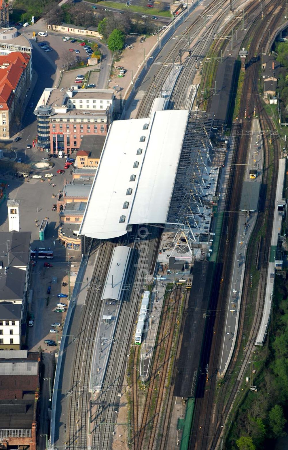 Aerial photograph Erfurt - Erfurter Hauptbahnhof. Er Bahnhof wird zu Zeit für die neue ICE-Trasse Berlin-Erfurt-München umgebaut. So gibt es bereits eine Glasüberdachung der Gleise 1 und 2, eine Einkaufspassage im erdgeschoss und eine Tiefgarage. Bis 2007 sollen auch noch die restlichen gleis mit Glas überdacht und neu gebaut werden. Kontakt (Presse): Deutsche Bahn AG, Kommunikation Sachsen / Sachsen-Anhalt / Thüringen, Dohnanyistr. 11, 04103 Leipzig, Medienbetreuung.Leipzig@bahn.de,