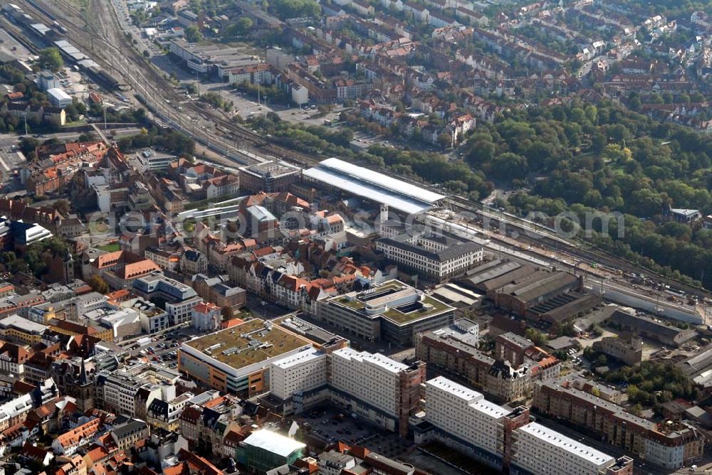 Aerial image Erfurt - Blick auf den Hauptbahnhof. Die Stadt ist ein wichtiger Eisenbahnknotenpunkt in der Mitte Deutschlands.