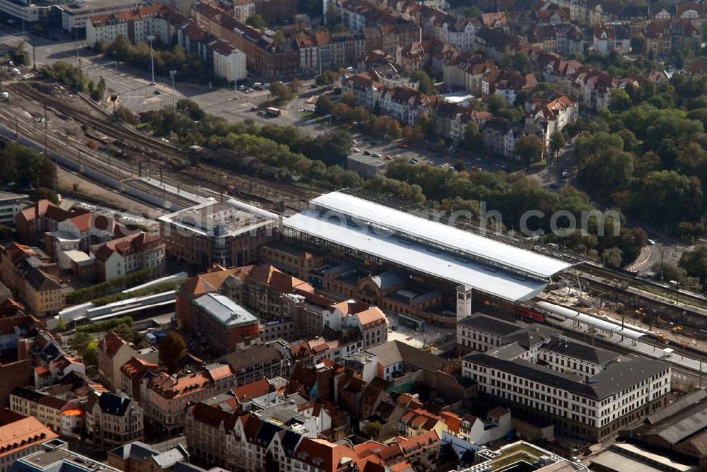 Aerial photograph Erfurt - Blick auf den Hauptbahnhof. Die Stadt ist ein wichtiger Eisenbahnknotenpunkt in der Mitte Deutschlands.