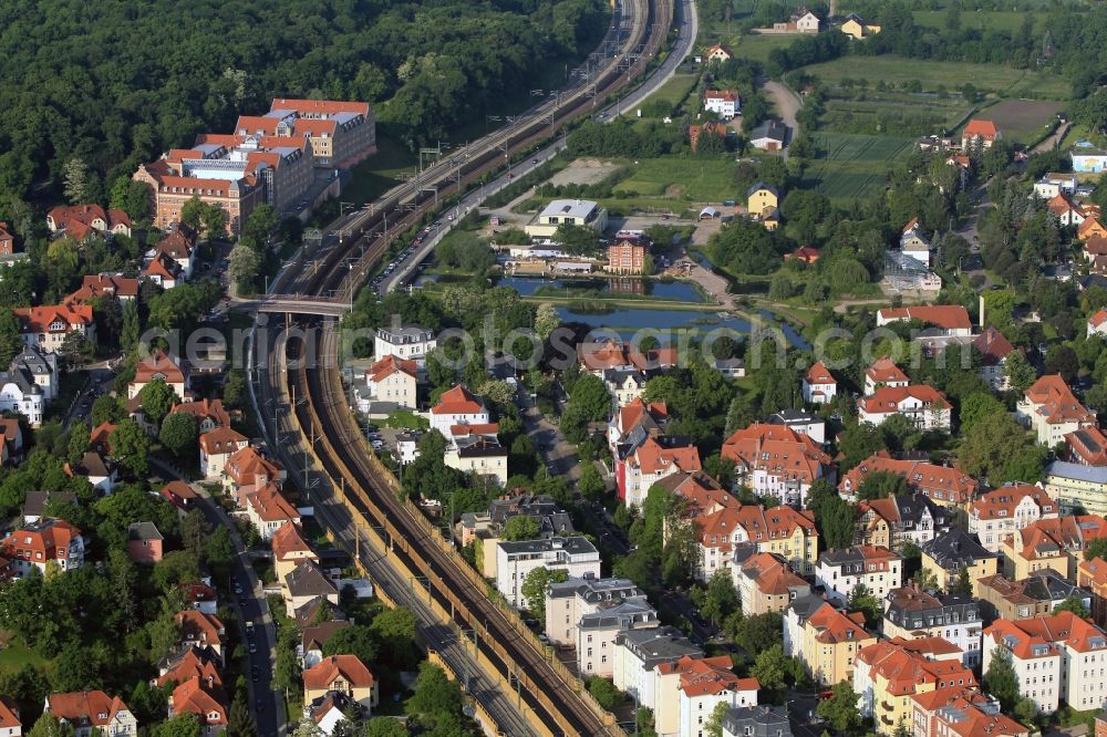 Erfurt-Hochheim from above - On the southwestern outskirts of Erfurt in Thuringia, the district Hochheim is. Here at the Motzstreet and the mainline tracks provide a variety townhouses and multi-family homes. At the edge of the forest in the Steigerstrasse the Thuringian Ministry of Interior has his seat on the opposite side is cress Park