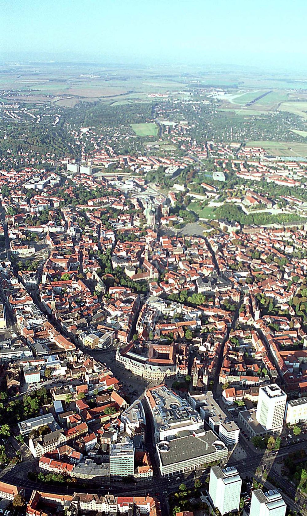 Erfurt / Thüringen from above - 21.09.2003 Erfurt / Thüringen Blick auf Stadtzentrum, Anger und Hotel Radisson SAS