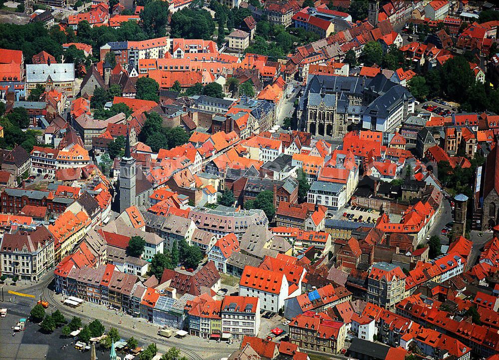 Erfurt from above - Blick auf den Altstadtbereich am Domplatz, hier verläuft die Marktstraße an der Allerheiligenkirche vorbei zum eindrucksvollen neugotischen Rathaus. View of the Old Town area at the cathedral square, here the market street runs along the All Saints Church by the impressive neo-Gothic City Hall.