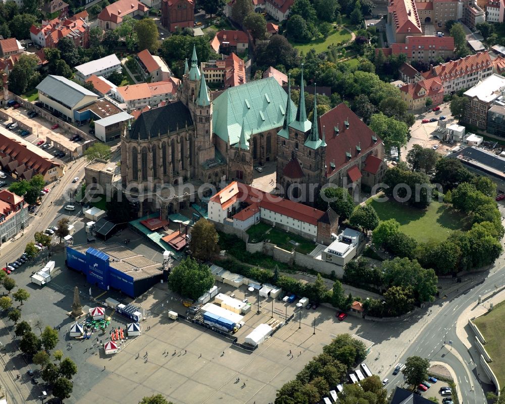 Erfurt from the bird's eye view: The Erfurt Cathedral is the largest and oldest church building in Erfurt. He served in the middle of the 8th Century as a bishop's seat was, and the entire Middle Ages until the early 19th Century St. Mary's seat of the Collegiate. Since 1994 he has been re-cathedral of the newly created diocese of Erfurt and the seat of the Chapter