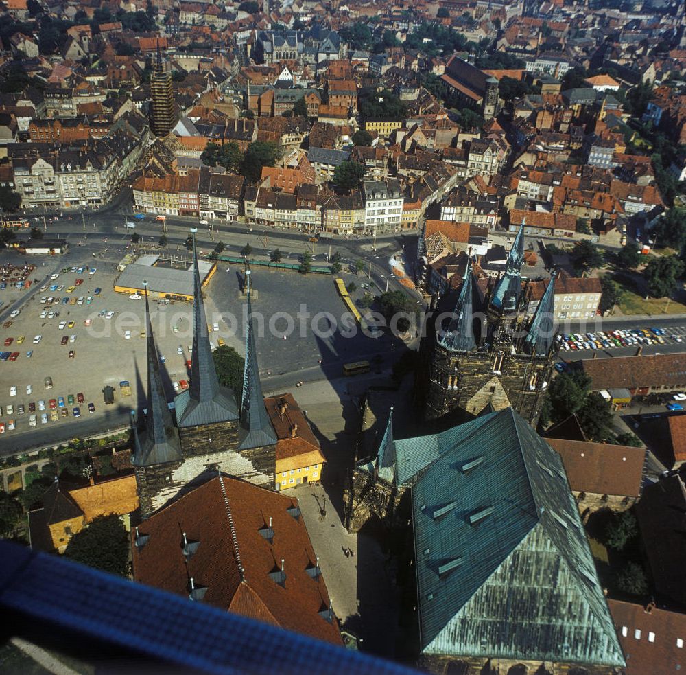 Aerial image Erfurt - Blick über die St. Severikirche und den Erfurter Dom, ehemalige Marienkirche auf den Domplatz und die Altstadt Erfurts. View of the St. Severus and the Erfurt Cathedral, the former St. Mary's Church at the Cathedral Square and the old town of Erfurt.