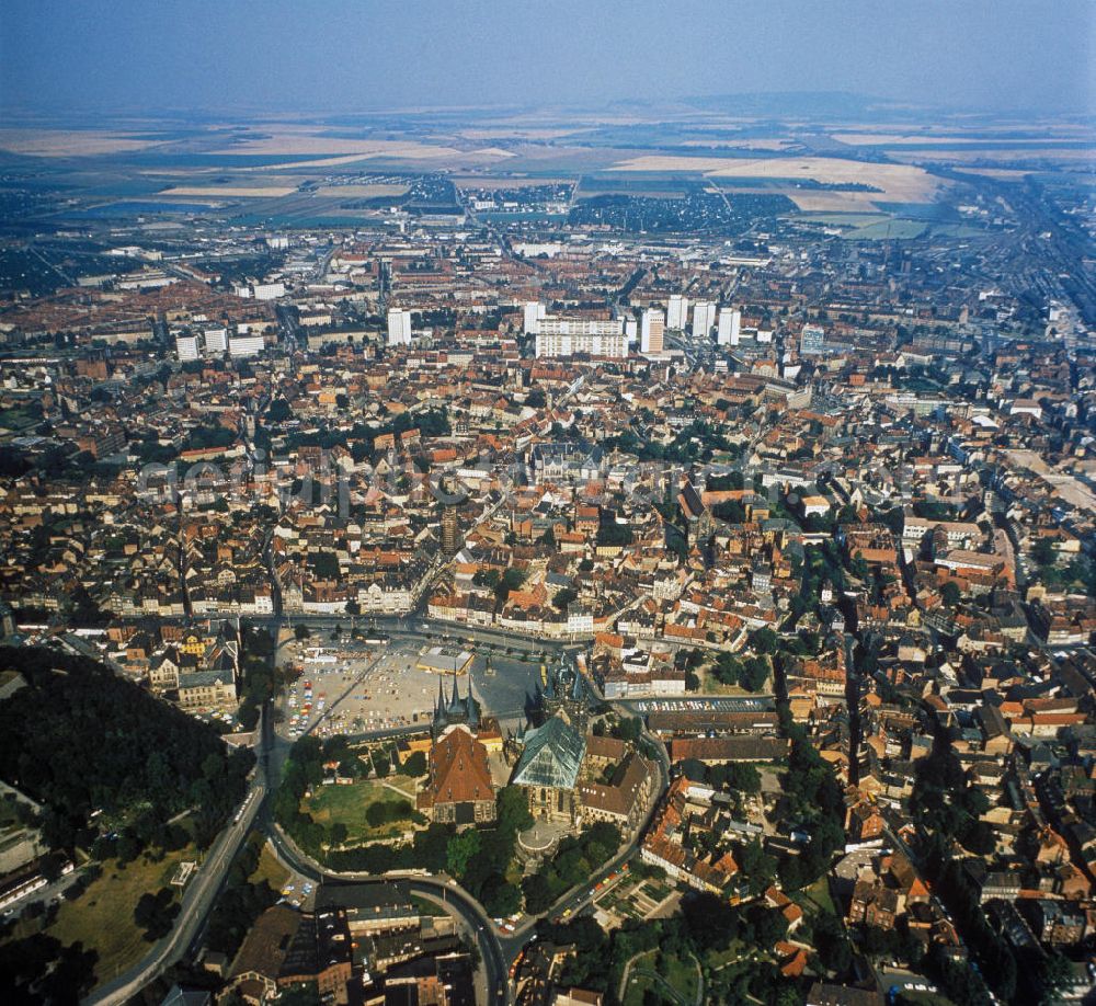 Aerial photograph Erfurt - Blick über die St. Severikirche und den Erfurter Dom, ehemalige Marienkirche auf den Domplatz und die Altstadt Erfurts. View of the St. Severus and the Erfurt Cathedral, the former St. Mary's Church at the Cathedral Square and the old town of Erfurt.