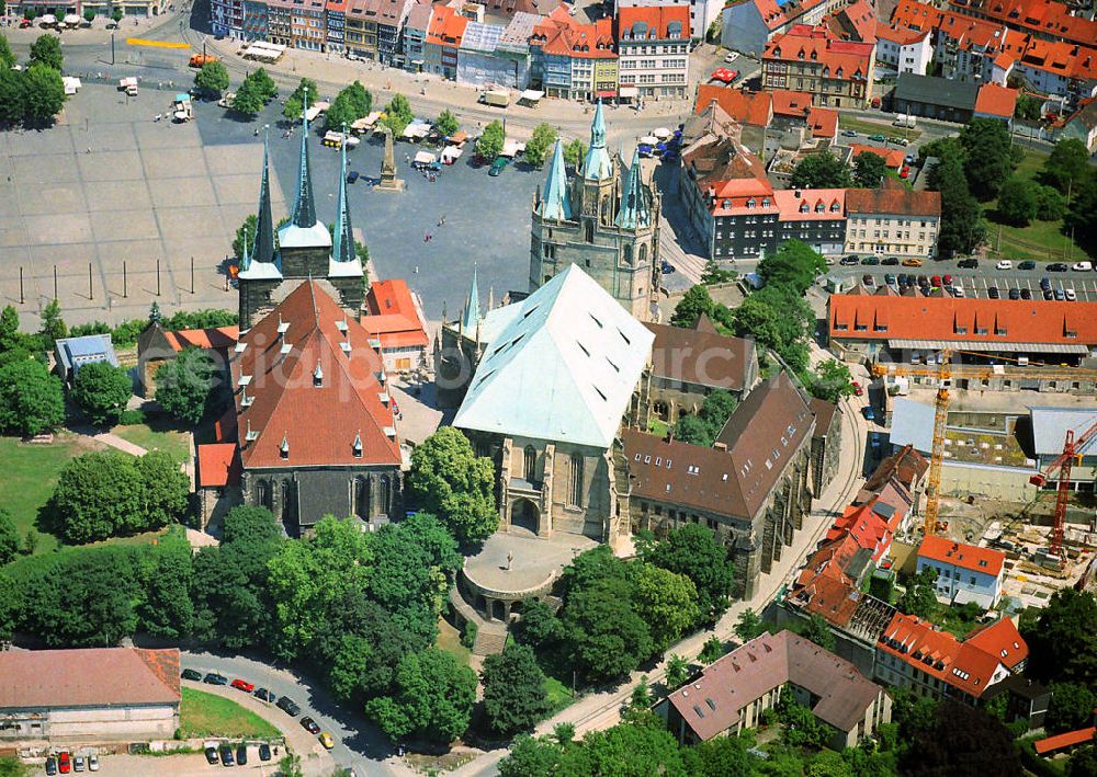 Aerial photograph Erfurt - Blick über die St. Severikirche und den Erfurter Dom, ehemalige Marienkirche auf den Domplatz und die Altstadt Erfurts. View of the St. Severus and the Erfurt Cathedral, the former St. Mary's Church at the Cathedral Square and the old town of Erfurt.