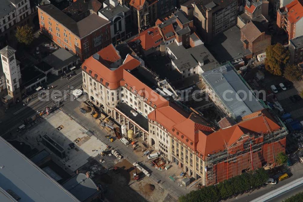 Aerial photograph Erfurt - Blick auf den Erfurter Hof gegenüber dem Erfurter Hauptbahnhof während der Renovierungsarbeiten. Hier fand 1970 das legendäre Treffen zwischen Willy Brandt und Willi Stoph statt. Im Februar 2006 begann die Sanierung. Nun wird das Hotel durch die Landesentwicklungsgesellschaft (LEG) Thüringen. und die Stadt Erfurt zum 5-Sterne-Hotel umgebaut. Kontakt LEG: Herr Wiemers, holger.wiemers@leg-thueringen.de,