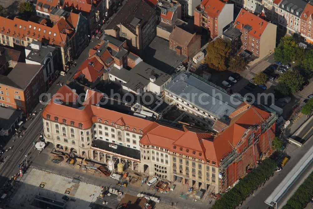 Erfurt from the bird's eye view: Blick auf den Erfurter Hof gegenüber dem Erfurter Hauptbahnhof während der Renovierungsarbeiten. Hier fand 1970 das legendäre Treffen zwischen Willy Brandt und Willi Stoph statt. Im Februar 2006 begann die Sanierung. Nun wird das Hotel durch die Landesentwicklungsgesellschaft (LEG) Thüringen. und die Stadt Erfurt zum 5-Sterne-Hotel umgebaut. Kontakt LEG: Herr Wiemers, holger.wiemers@leg-thueringen.de,