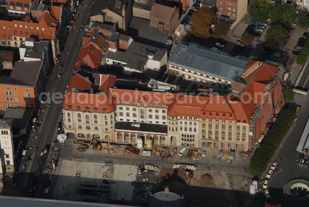 Aerial image Erfurt - Blick auf den Erfurter Hof gegenüber dem Erfurter Hauptbahnhof während der Renovierungsarbeiten. Hier fand 1970 das legendäre Treffen zwischen Willy Brandt und Willi Stoph statt. Im Februar 2006 begann die Sanierung. Nun wird das Hotel durch die Landesentwicklungsgesellschaft (LEG) Thüringen. und die Stadt Erfurt zum 5-Sterne-Hotel umgebaut. Kontakt LEG: Herr Wiemers, holger.wiemers@leg-thueringen.de,