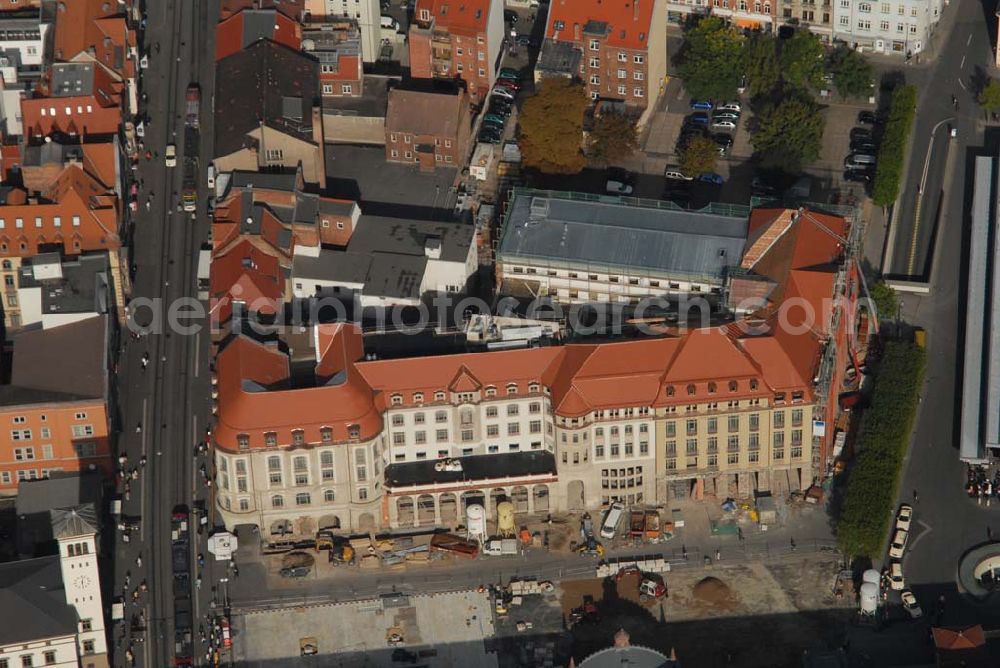 Aerial photograph Erfurt - Blick auf den Erfurter Hof gegenüber dem Erfurter Hauptbahnhof während der Renovierungsarbeiten. Hier fand 1970 das legendäre Treffen zwischen Willy Brandt und Willi Stoph statt. Im Februar 2006 begann die Sanierung. Nun wird das Hotel durch die Landesentwicklungsgesellschaft (LEG) Thüringen. und die Stadt Erfurt zum 5-Sterne-Hotel umgebaut. Kontakt LEG: Herr Wiemers, holger.wiemers@leg-thueringen.de,