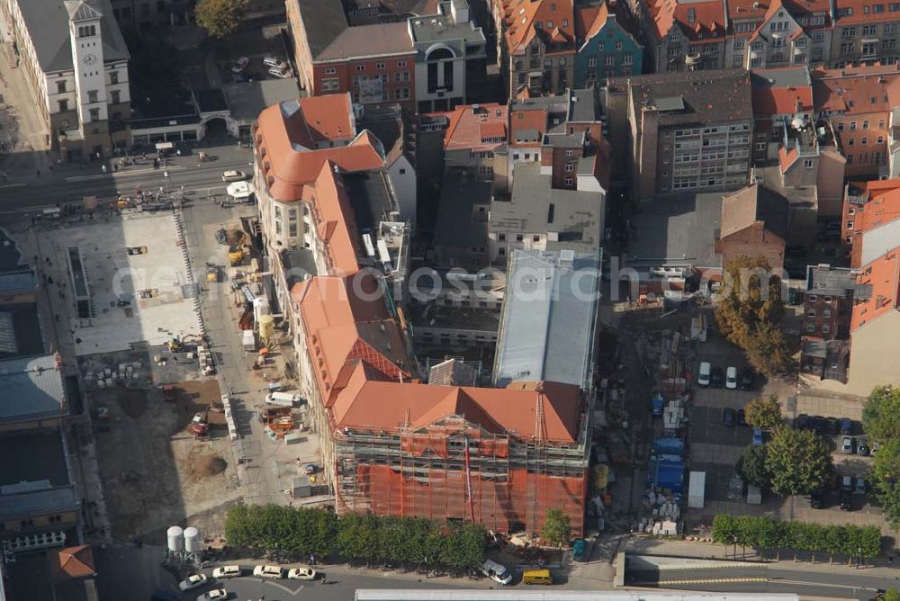 Erfurt from the bird's eye view: Blick auf den Erfurter Hof gegenüber dem Erfurter Hauptbahnhof während der Renovierungsarbeiten. Hier fand 1970 das legendäre Treffen zwischen Willy Brandt und Willi Stoph statt. Im Februar 2006 begann die Sanierung. Nun wird das Hotel durch die Landesentwicklungsgesellschaft (LEG) Thüringen. und die Stadt Erfurt zum 5-Sterne-Hotel umgebaut. Kontakt LEG: Herr Wiemers, holger.wiemers@leg-thueringen.de,