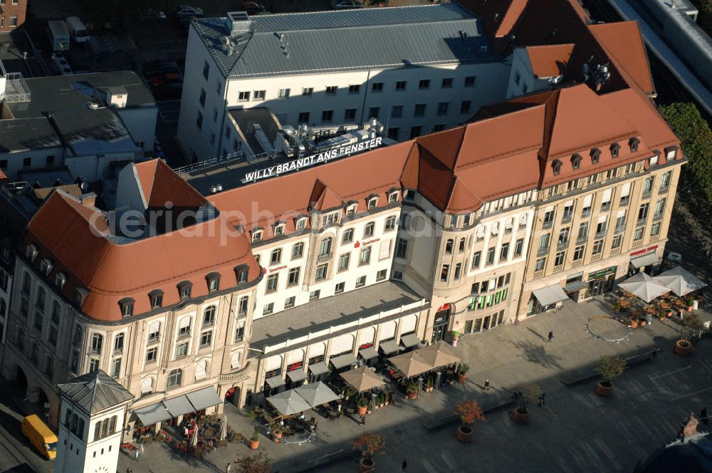 Aerial photograph Erfurt - Blick auf das Geschäftshaus / Bürogebäude Erfurter Hof am Willy-Brandt-Platz. Bekannt wurde das ehemalige Interhotel durch das erste deutsch-deutsche Gipfeltreffen zwischen Willy Brandt und Willi Stoph 1970. Daher auch die Leuchtschrift auf dem Dach des Hauses Willy Brandt ans Fenster. Damals jubelten tausende Bürger auf dem Erfurter Bahnhofsplatz, um eine Verwechslung mit Willi Stoph zu vermeiden eben diesen Satz.