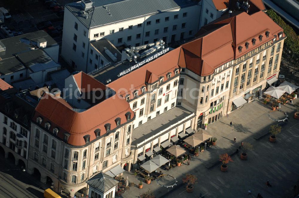 Erfurt from above - Blick auf das Geschäftshaus / Bürogebäude Erfurter Hof am Willy-Brandt-Platz. Bekannt wurde das ehemalige Interhotel durch das erste deutsch-deutsche Gipfeltreffen zwischen Willy Brandt und Willi Stoph 1970. Daher auch die Leuchtschrift auf dem Dach des Hauses Willy Brandt ans Fenster. Damals jubelten tausende Bürger auf dem Erfurter Bahnhofsplatz, um eine Verwechslung mit Willi Stoph zu vermeiden eben diesen Satz.