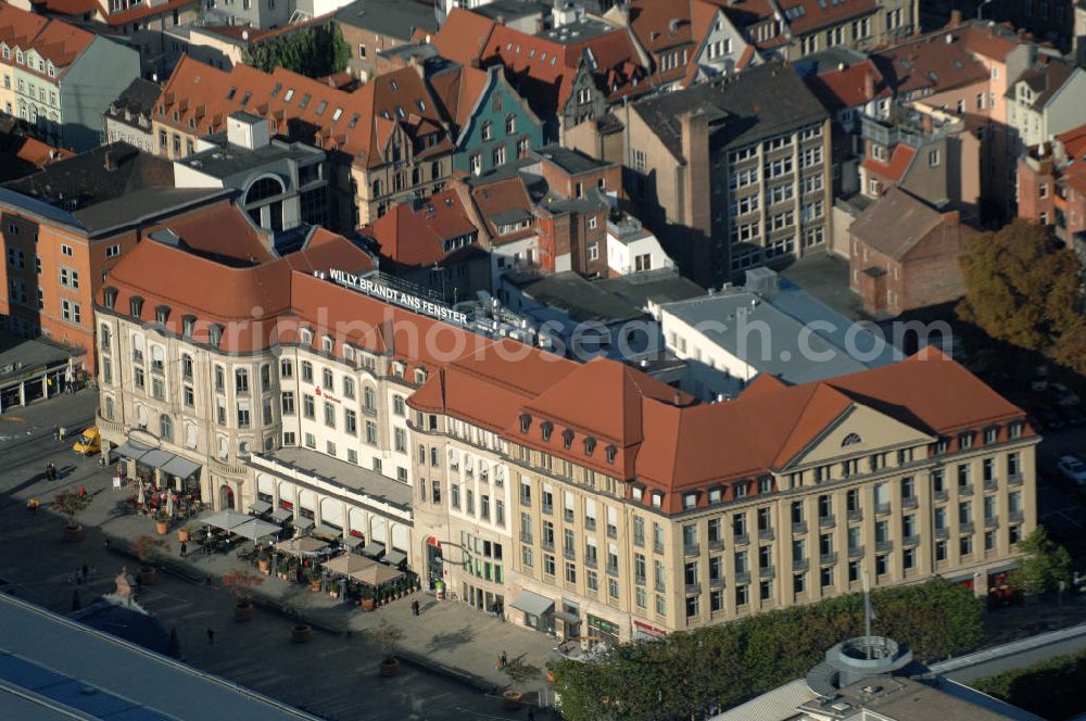 Erfurt from the bird's eye view: Blick auf das Geschäftshaus / Bürogebäude Erfurter Hof am Willy-Brandt-Platz. Bekannt wurde das ehemalige Interhotel durch das erste deutsch-deutsche Gipfeltreffen zwischen Willy Brandt und Willi Stoph 1970. Daher auch die Leuchtschrift auf dem Dach des Hauses Willy Brandt ans Fenster. Damals jubelten tausende Bürger auf dem Erfurter Bahnhofsplatz, um eine Verwechslung mit Willi Stoph zu vermeiden eben diesen Satz.