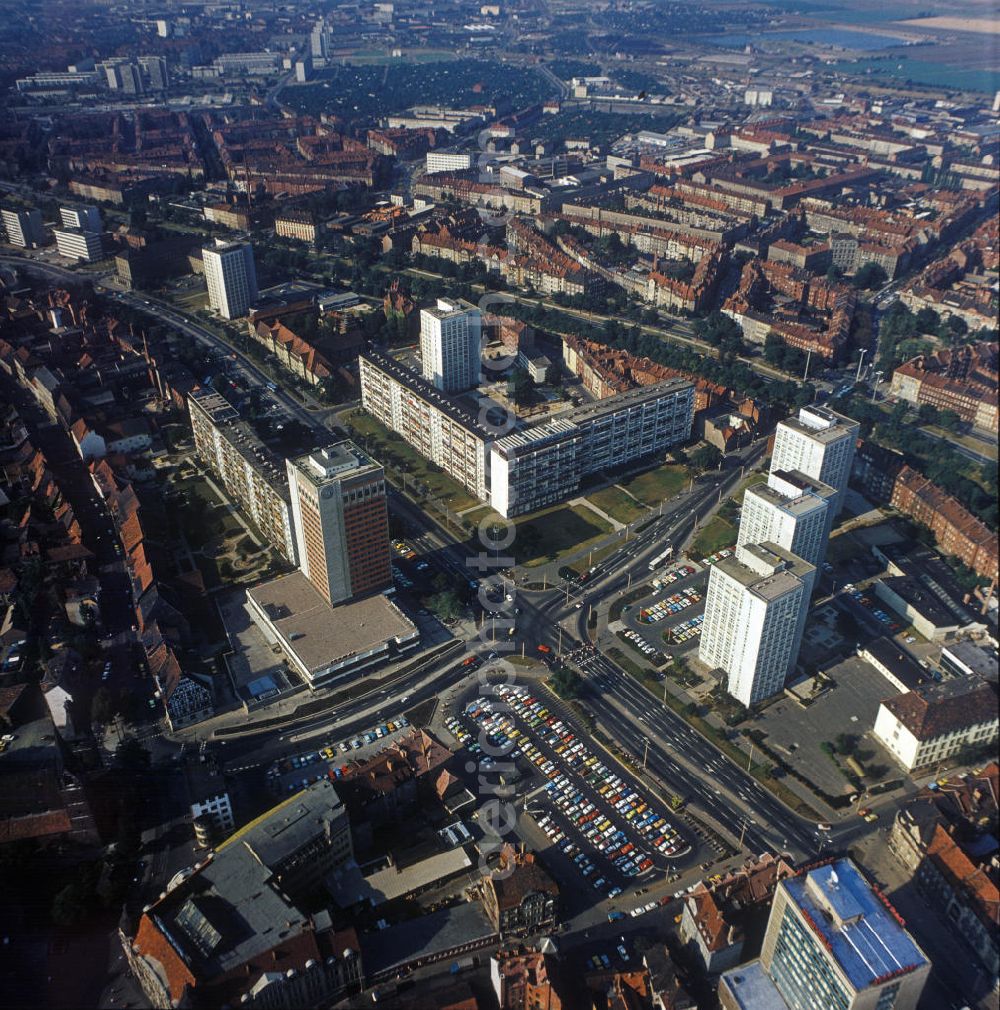 Erfurt from above - Blick auf Hochhäuser / Plattenbauten am östlichen Abschnitt des Juri-Gagarin-Ring, dem sogenannte Krämpferring. Die 2,3 Kilometer lange Ringstraße umgibt den Kern der Altstadt Erfurts im Süden und Osten. Views of multistory building / industrialized building on the eastern section of the Yuri Gagarin-Ring, the so-called Krämpferring. The 2.3-kilometer ring road surrounds the core of the old town of Erfurt to the south and east.