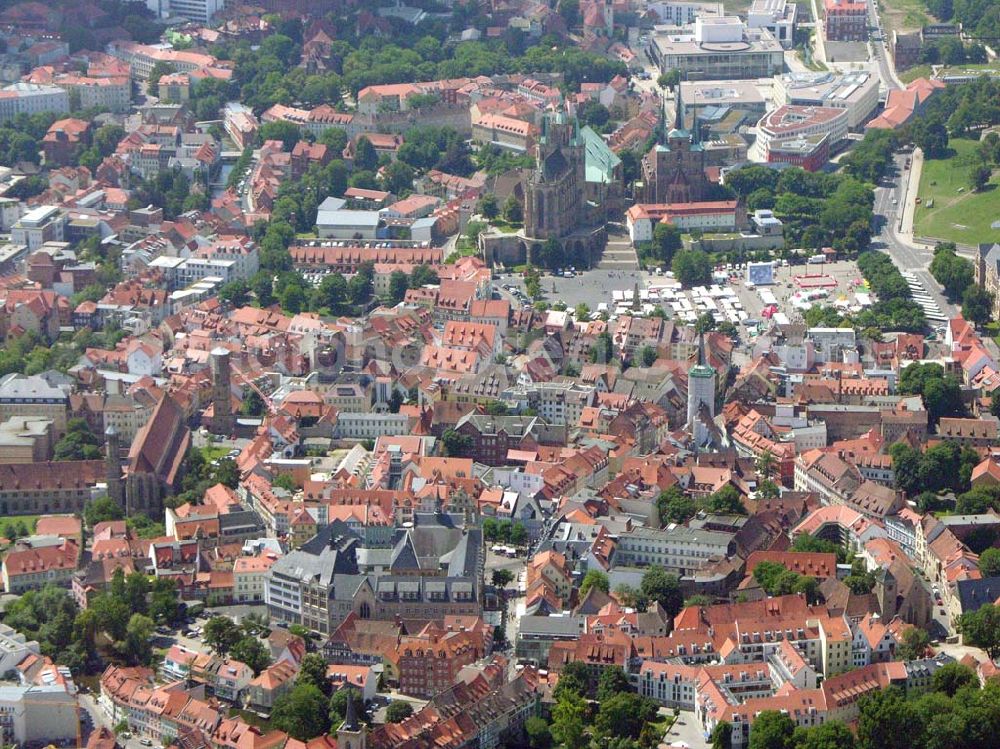 Erfurt / Thüringen from the bird's eye view: Blick auf die Erfurter Innenstadt, sowie den Erfurter Dom. Der spätgotische Dom mit hochgotischem Choranbau und romanischem Turmbereich ist Nachfolgebau der vom Bischof Bonifatius 742 veranlassten Bischofskirche. Im mittleren Turm befindet sich die größte freischwingende mittelalterliche Glocke der Welt, die Gloriosa.