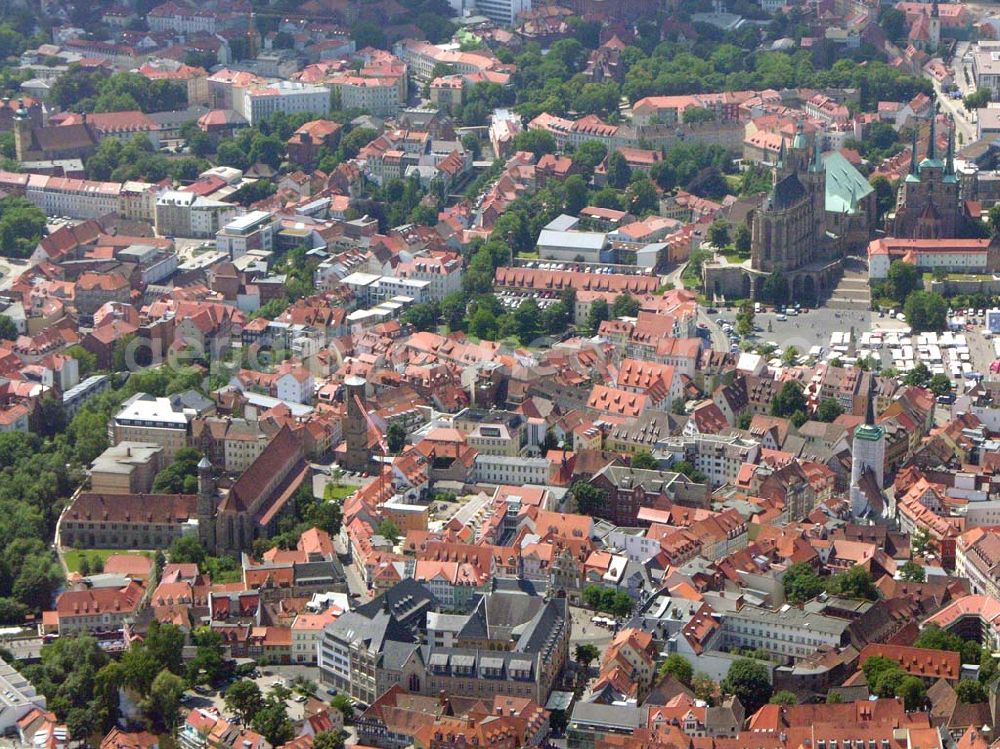 Aerial image Erfurt / Thüringen - Blick auf die Erfurter Innenstadt, sowie den Erfurter Dom. Der spätgotische Dom mit hochgotischem Choranbau und romanischem Turmbereich ist Nachfolgebau der vom Bischof Bonifatius 742 veranlassten Bischofskirche. Im mittleren Turm befindet sich die größte freischwingende mittelalterliche Glocke der Welt, die Gloriosa.