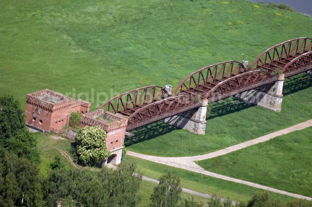 Aerial image Dömitz - Ruine der Eisenbahnbrücke Dömitz, sie wurde in den Jahren 1870–1873 für die Wendlandbahn errichtet und bis zum Zweiten Weltkrieg befahren.An jedem Brückenende befand sich ein wehrhaft ausgebautes Brückenhaus. Starke Türme mit Zinnenkranz und Schießscharten standen beiderseits der Gleise. Im Erdgeschoss und Fundamentbereich lagen Gewölbe in kasemattenähnlicher Form. Der erste Spatenstich zum Bau der Brücke wurde am 08.09.1870 ausgeführt. Die Brücke hatte eine Gesamtlänge von 1.050 Metern. Nach ihrer Zerstörung am 20. April 1945 erfolgte kein Wiederaufbau, da die Elbe hier Teil der innerdeutschen Grenze war.