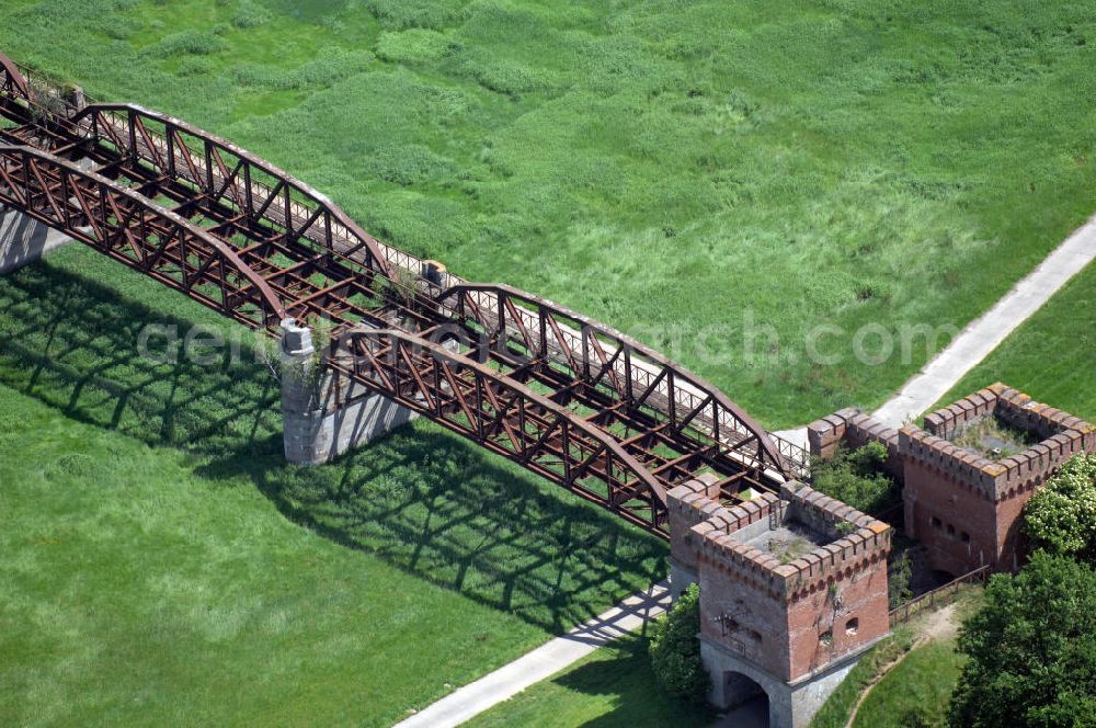 Aerial photograph Dömitz - Ruine der Eisenbahnbrücke Dömitz, sie wurde in den Jahren 1870–1873 für die Wendlandbahn errichtet und bis zum Zweiten Weltkrieg befahren.An jedem Brückenende befand sich ein wehrhaft ausgebautes Brückenhaus. Starke Türme mit Zinnenkranz und Schießscharten standen beiderseits der Gleise. Im Erdgeschoss und Fundamentbereich lagen Gewölbe in kasemattenähnlicher Form. Der erste Spatenstich zum Bau der Brücke wurde am 08.09.1870 ausgeführt. Die Brücke hatte eine Gesamtlänge von 1.050 Metern. Nach ihrer Zerstörung am 20. April 1945 erfolgte kein Wiederaufbau, da die Elbe hier Teil der innerdeutschen Grenze war.