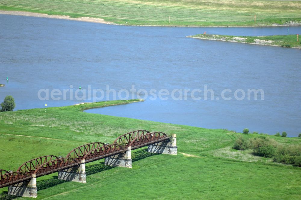 Dömitz from the bird's eye view: Ruine der Eisenbahnbrücke Dömitz, sie wurde in den Jahren 1870–1873 für die Wendlandbahn errichtet und bis zum Zweiten Weltkrieg befahren.An jedem Brückenende befand sich ein wehrhaft ausgebautes Brückenhaus. Starke Türme mit Zinnenkranz und Schießscharten standen beiderseits der Gleise. Im Erdgeschoss und Fundamentbereich lagen Gewölbe in kasemattenähnlicher Form. Der erste Spatenstich zum Bau der Brücke wurde am 08.09.1870 ausgeführt. Die Brücke hatte eine Gesamtlänge von 1.050 Metern. Nach ihrer Zerstörung am 20. April 1945 erfolgte kein Wiederaufbau, da die Elbe hier Teil der innerdeutschen Grenze war.