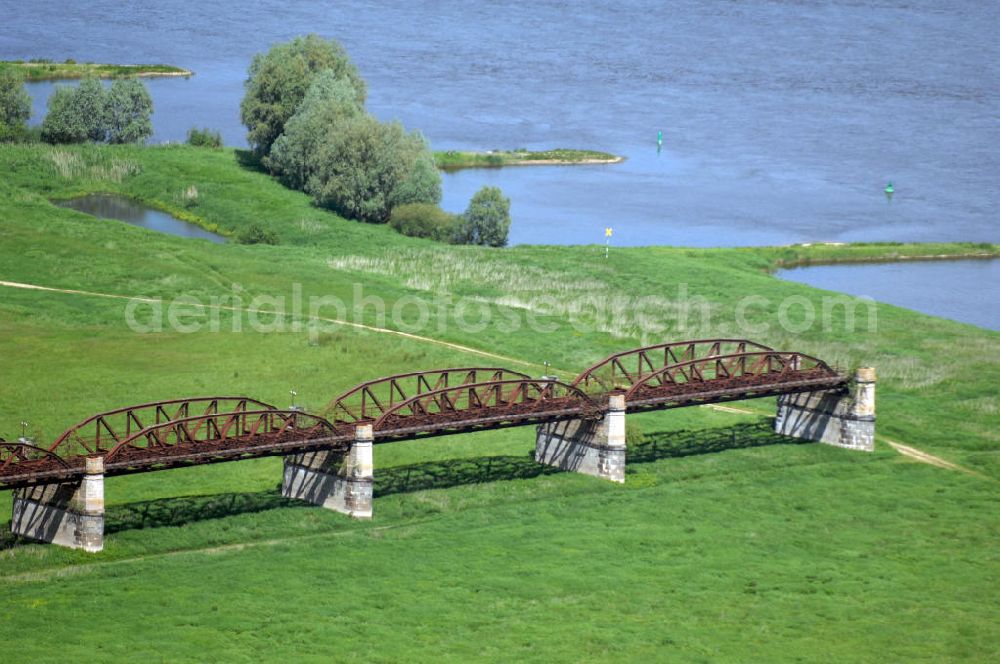 Aerial image Dömitz - Ruine der Eisenbahnbrücke Dömitz, sie wurde in den Jahren 1870–1873 für die Wendlandbahn errichtet und bis zum Zweiten Weltkrieg befahren.An jedem Brückenende befand sich ein wehrhaft ausgebautes Brückenhaus. Starke Türme mit Zinnenkranz und Schießscharten standen beiderseits der Gleise. Im Erdgeschoss und Fundamentbereich lagen Gewölbe in kasemattenähnlicher Form. Der erste Spatenstich zum Bau der Brücke wurde am 08.09.1870 ausgeführt. Die Brücke hatte eine Gesamtlänge von 1.050 Metern. Nach ihrer Zerstörung am 20. April 1945 erfolgte kein Wiederaufbau, da die Elbe hier Teil der innerdeutschen Grenze war.