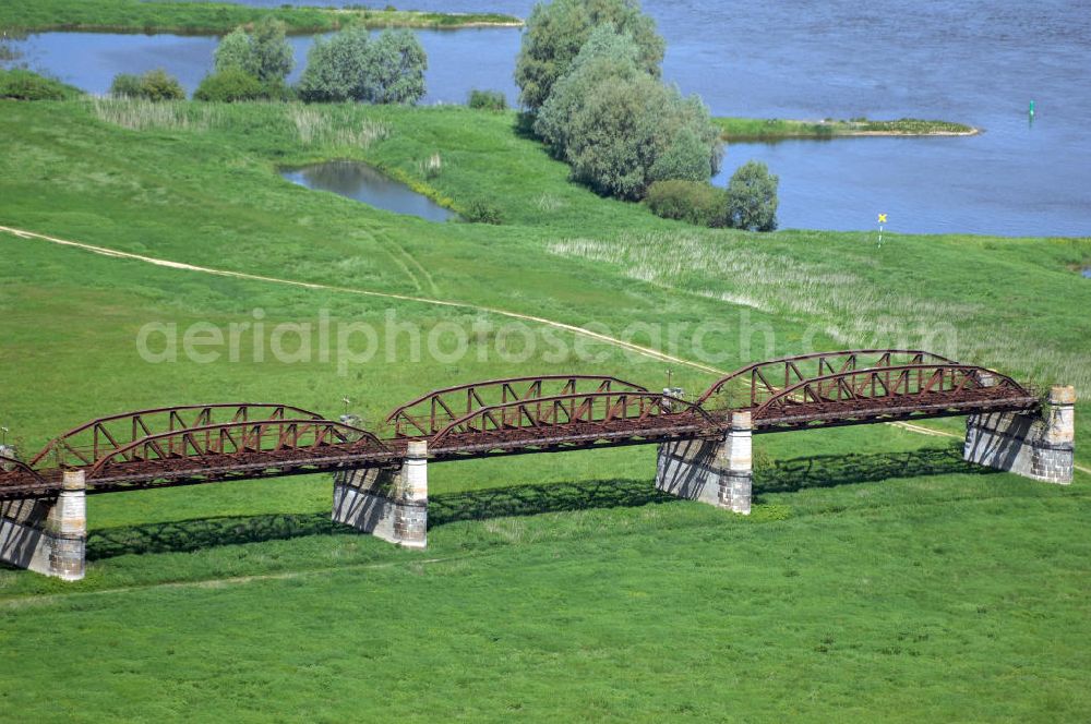 Aerial photograph Dömitz - Ruine der Eisenbahnbrücke Dömitz, sie wurde in den Jahren 1870–1873 für die Wendlandbahn errichtet und bis zum Zweiten Weltkrieg befahren.An jedem Brückenende befand sich ein wehrhaft ausgebautes Brückenhaus. Starke Türme mit Zinnenkranz und Schießscharten standen beiderseits der Gleise. Im Erdgeschoss und Fundamentbereich lagen Gewölbe in kasemattenähnlicher Form. Der erste Spatenstich zum Bau der Brücke wurde am 08.09.1870 ausgeführt. Die Brücke hatte eine Gesamtlänge von 1.050 Metern. Nach ihrer Zerstörung am 20. April 1945 erfolgte kein Wiederaufbau, da die Elbe hier Teil der innerdeutschen Grenze war.