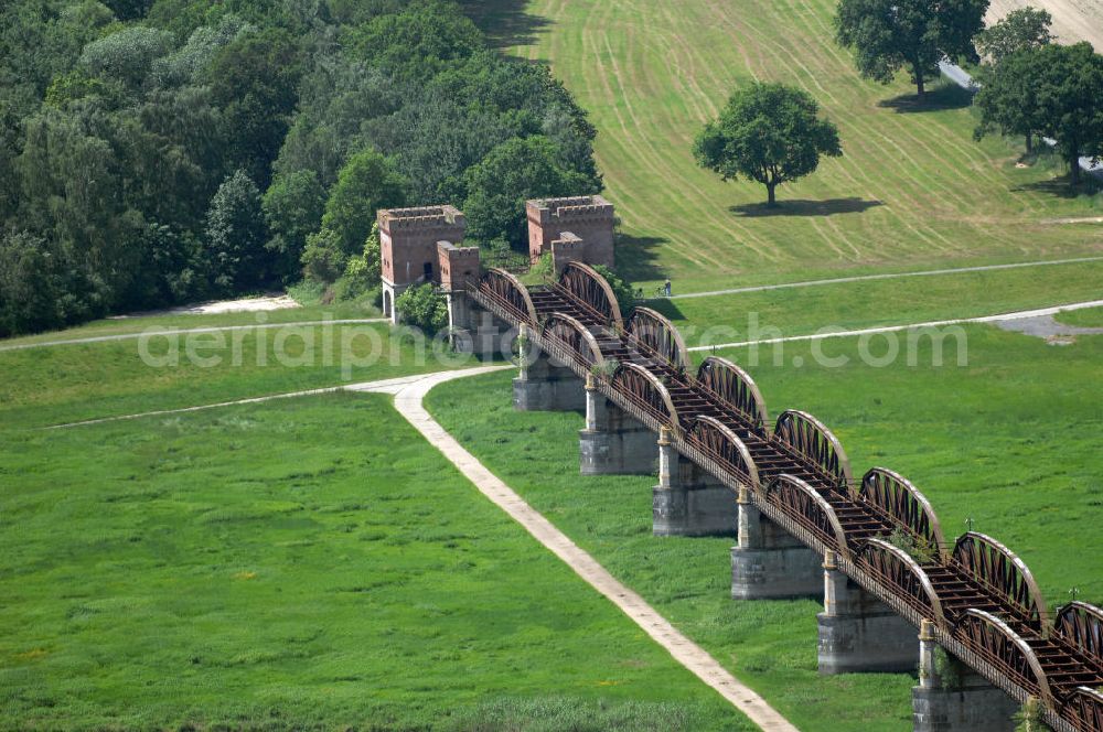 Aerial image Dömitz - Ruine der Eisenbahnbrücke Dömitz, sie wurde in den Jahren 1870–1873 für die Wendlandbahn errichtet und bis zum Zweiten Weltkrieg befahren.An jedem Brückenende befand sich ein wehrhaft ausgebautes Brückenhaus. Starke Türme mit Zinnenkranz und Schießscharten standen beiderseits der Gleise. Im Erdgeschoss und Fundamentbereich lagen Gewölbe in kasemattenähnlicher Form. Der erste Spatenstich zum Bau der Brücke wurde am 08.09.1870 ausgeführt. Die Brücke hatte eine Gesamtlänge von 1.050 Metern. Nach ihrer Zerstörung am 20. April 1945 erfolgte kein Wiederaufbau, da die Elbe hier Teil der innerdeutschen Grenze war.