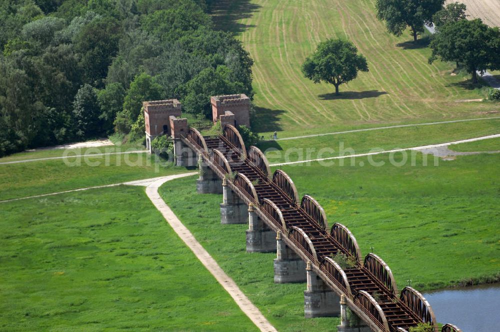 Aerial photograph Dömitz - Ruine der Eisenbahnbrücke Dömitz, sie wurde in den Jahren 1870–1873 für die Wendlandbahn errichtet und bis zum Zweiten Weltkrieg befahren.An jedem Brückenende befand sich ein wehrhaft ausgebautes Brückenhaus. Starke Türme mit Zinnenkranz und Schießscharten standen beiderseits der Gleise. Im Erdgeschoss und Fundamentbereich lagen Gewölbe in kasemattenähnlicher Form. Der erste Spatenstich zum Bau der Brücke wurde am 08.09.1870 ausgeführt. Die Brücke hatte eine Gesamtlänge von 1.050 Metern. Nach ihrer Zerstörung am 20. April 1945 erfolgte kein Wiederaufbau, da die Elbe hier Teil der innerdeutschen Grenze war.