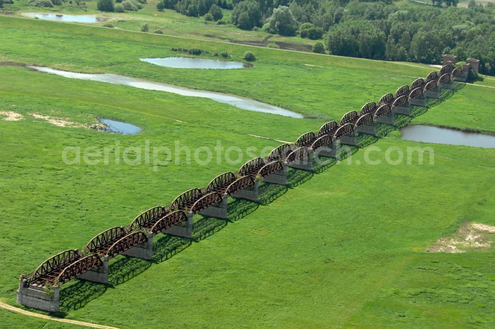 Aerial image Dömitz - Ruine der Eisenbahnbrücke Dömitz, sie wurde in den Jahren 1870–1873 für die Wendlandbahn errichtet und bis zum Zweiten Weltkrieg befahren.An jedem Brückenende befand sich ein wehrhaft ausgebautes Brückenhaus. Starke Türme mit Zinnenkranz und Schießscharten standen beiderseits der Gleise. Im Erdgeschoss und Fundamentbereich lagen Gewölbe in kasemattenähnlicher Form. Der erste Spatenstich zum Bau der Brücke wurde am 08.09.1870 ausgeführt. Die Brücke hatte eine Gesamtlänge von 1.050 Metern. Nach ihrer Zerstörung am 20. April 1945 erfolgte kein Wiederaufbau, da die Elbe hier Teil der innerdeutschen Grenze war.