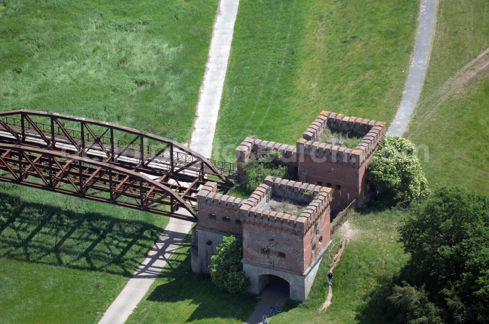 Aerial photograph Dömitz - Ruine der Eisenbahnbrücke Dömitz, sie wurde in den Jahren 1870–1873 für die Wendlandbahn errichtet und bis zum Zweiten Weltkrieg befahren.An jedem Brückenende befand sich ein wehrhaft ausgebautes Brückenhaus. Starke Türme mit Zinnenkranz und Schießscharten standen beiderseits der Gleise. Im Erdgeschoss und Fundamentbereich lagen Gewölbe in kasemattenähnlicher Form. Der erste Spatenstich zum Bau der Brücke wurde am 08.09.1870 ausgeführt. Die Brücke hatte eine Gesamtlänge von 1.050 Metern. Nach ihrer Zerstörung am 20. April 1945 erfolgte kein Wiederaufbau, da die Elbe hier Teil der innerdeutschen Grenze war.