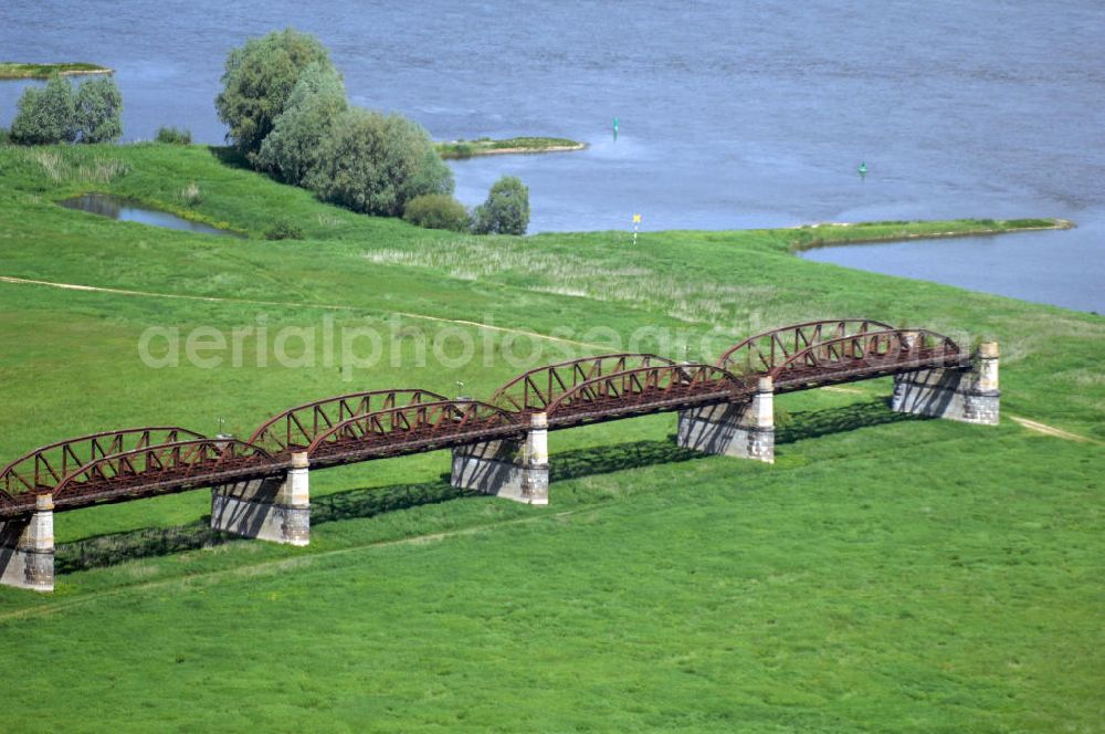 Dömitz from the bird's eye view: Ruine der Eisenbahnbrücke Dömitz, sie wurde in den Jahren 1870–1873 für die Wendlandbahn errichtet und bis zum Zweiten Weltkrieg befahren.An jedem Brückenende befand sich ein wehrhaft ausgebautes Brückenhaus. Starke Türme mit Zinnenkranz und Schießscharten standen beiderseits der Gleise. Im Erdgeschoss und Fundamentbereich lagen Gewölbe in kasemattenähnlicher Form. Der erste Spatenstich zum Bau der Brücke wurde am 08.09.1870 ausgeführt. Die Brücke hatte eine Gesamtlänge von 1.050 Metern. Nach ihrer Zerstörung am 20. April 1945 erfolgte kein Wiederaufbau, da die Elbe hier Teil der innerdeutschen Grenze war.