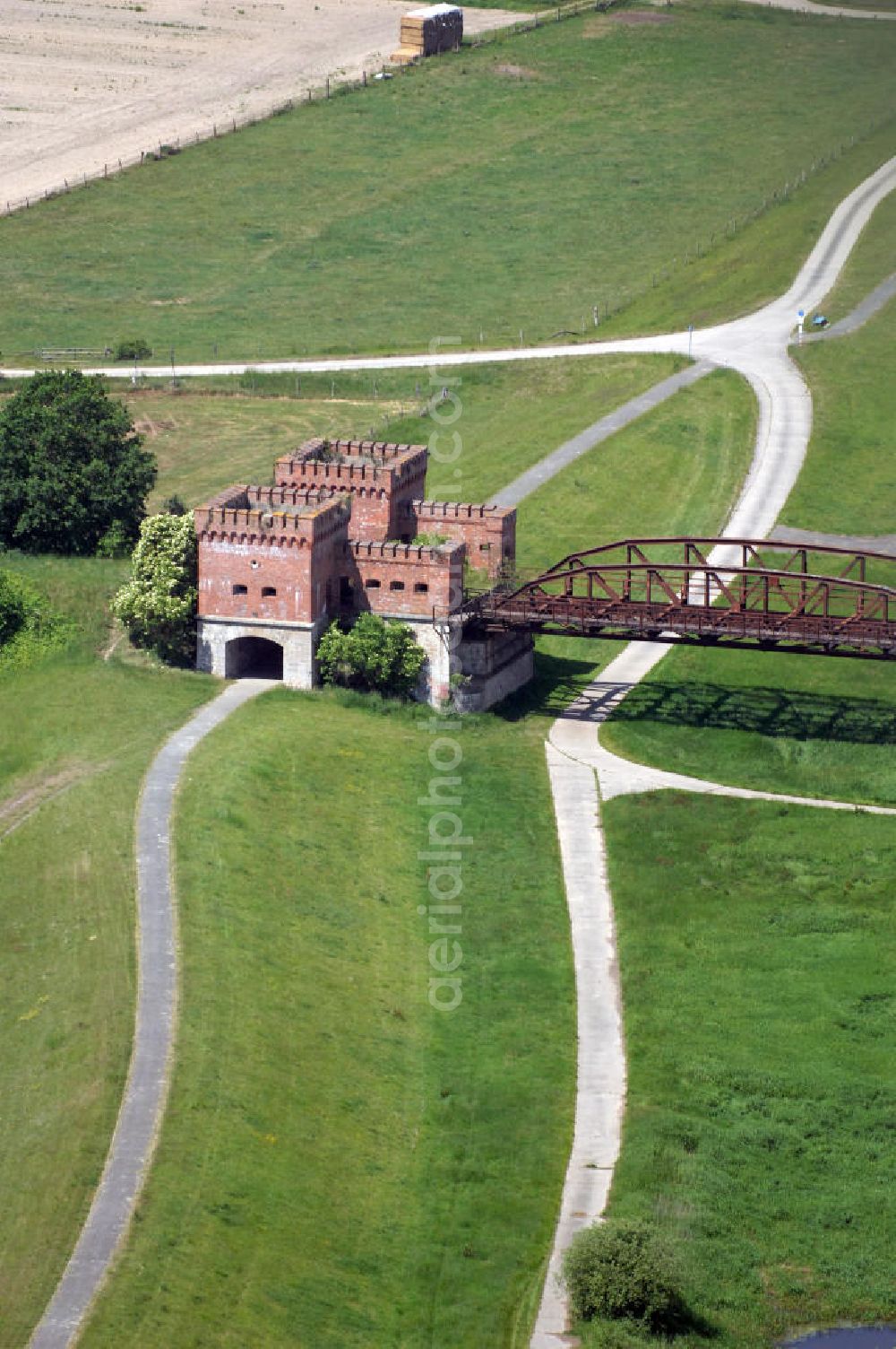 Aerial image Dömitz - Ruine der Eisenbahnbrücke Dömitz, sie wurde in den Jahren 1870–1873 für die Wendlandbahn errichtet und bis zum Zweiten Weltkrieg befahren.An jedem Brückenende befand sich ein wehrhaft ausgebautes Brückenhaus. Starke Türme mit Zinnenkranz und Schießscharten standen beiderseits der Gleise. Im Erdgeschoss und Fundamentbereich lagen Gewölbe in kasemattenähnlicher Form. Der erste Spatenstich zum Bau der Brücke wurde am 08.09.1870 ausgeführt. Die Brücke hatte eine Gesamtlänge von 1.050 Metern. Nach ihrer Zerstörung am 20. April 1945 erfolgte kein Wiederaufbau, da die Elbe hier Teil der innerdeutschen Grenze war.