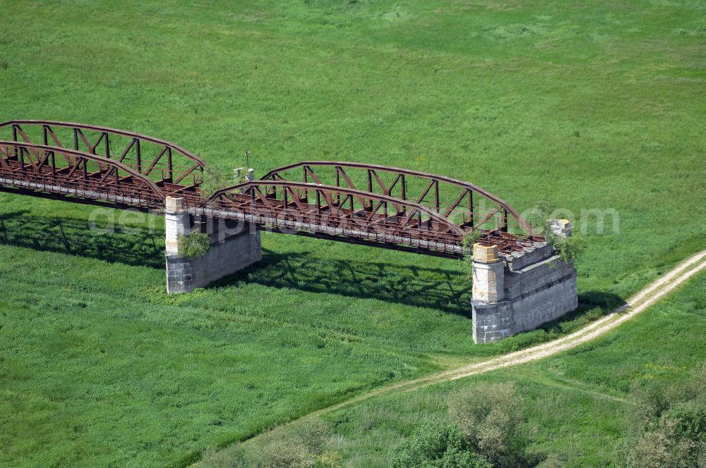 Aerial photograph Dömitz - Ruine der Eisenbahnbrücke Dömitz, sie wurde in den Jahren 1870–1873 für die Wendlandbahn errichtet und bis zum Zweiten Weltkrieg befahren.An jedem Brückenende befand sich ein wehrhaft ausgebautes Brückenhaus. Starke Türme mit Zinnenkranz und Schießscharten standen beiderseits der Gleise. Im Erdgeschoss und Fundamentbereich lagen Gewölbe in kasemattenähnlicher Form. Der erste Spatenstich zum Bau der Brücke wurde am 08.09.1870 ausgeführt. Die Brücke hatte eine Gesamtlänge von 1.050 Metern. Nach ihrer Zerstörung am 20. April 1945 erfolgte kein Wiederaufbau, da die Elbe hier Teil der innerdeutschen Grenze war.