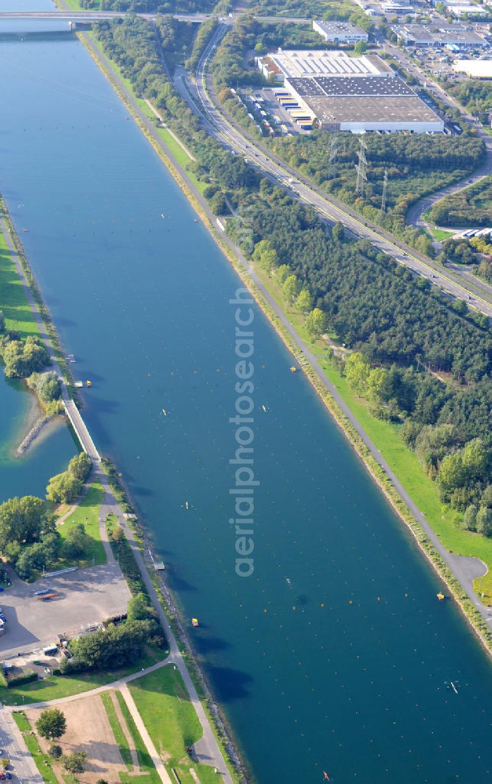 Köln from above - Die Regattabahn in der Sport- und Erholungsanlage Fühlinger See an der Industriestraße, der Neusser Landstraße, der Merianstraße und der Oranjehofstraße in Köln-Fühlingen in Nordrhein-Westfalen. The regatta course in the sports ground and recreation park of the lake Fühlinger See at the streets Industriestrasse, der Neusser Landstrasse, der Merianstrasse und der Oranjehofstrasse in Cologne in North Rhine-Westphalia.