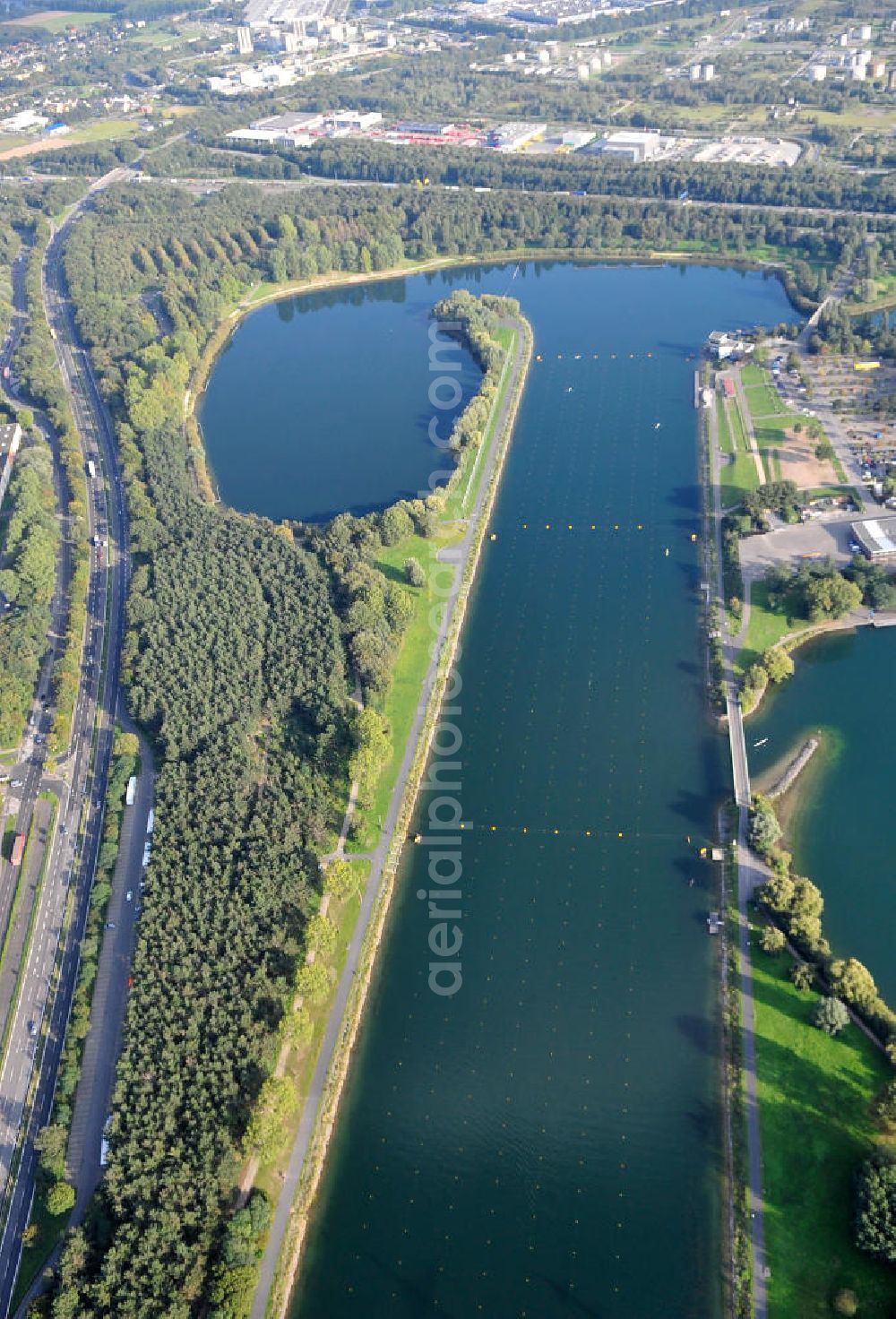 Aerial image Köln - Die Regattabahn in der Sport- und Erholungsanlage Fühlinger See an der Industriestraße, der Neusser Landstraße, der Merianstraße und der Oranjehofstraße in Köln-Fühlingen in Nordrhein-Westfalen. The regatta course in the sports ground and recreation park of the lake Fühlinger See at the streets Industriestrasse, der Neusser Landstrasse, der Merianstrasse und der Oranjehofstrasse in Cologne in North Rhine-Westphalia.