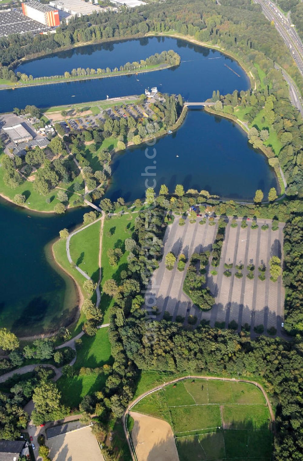 Aerial image Köln - Die Regattabahn in der Sport- und Erholungsanlage Fühlinger See an der Industriestraße, der Neusser Landstraße, der Merianstraße und der Oranjehofstraße in Köln-Fühlingen in Nordrhein-Westfalen. The regatta course in the sports ground and recreation park of the lake Fühlinger See at the streets Industriestrasse, der Neusser Landstrasse, der Merianstrasse und der Oranjehofstrasse in Cologne in North Rhine-Westphalia.