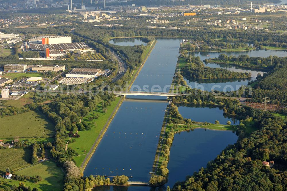 Aerial photograph Köln - Die Regattabahn in der Sport- und Erholungsanlage Fühlinger See an der Industriestraße, der Neusser Landstraße, der Merianstraße und der Oranjehofstraße in Köln-Fühlingen in Nordrhein-Westfalen. The regatta course in the sports ground and recreation park of the lake Fühlinger See at the streets Industriestrasse, der Neusser Landstrasse, der Merianstrasse und der Oranjehofstrasse in Cologne in North Rhine-Westphalia.