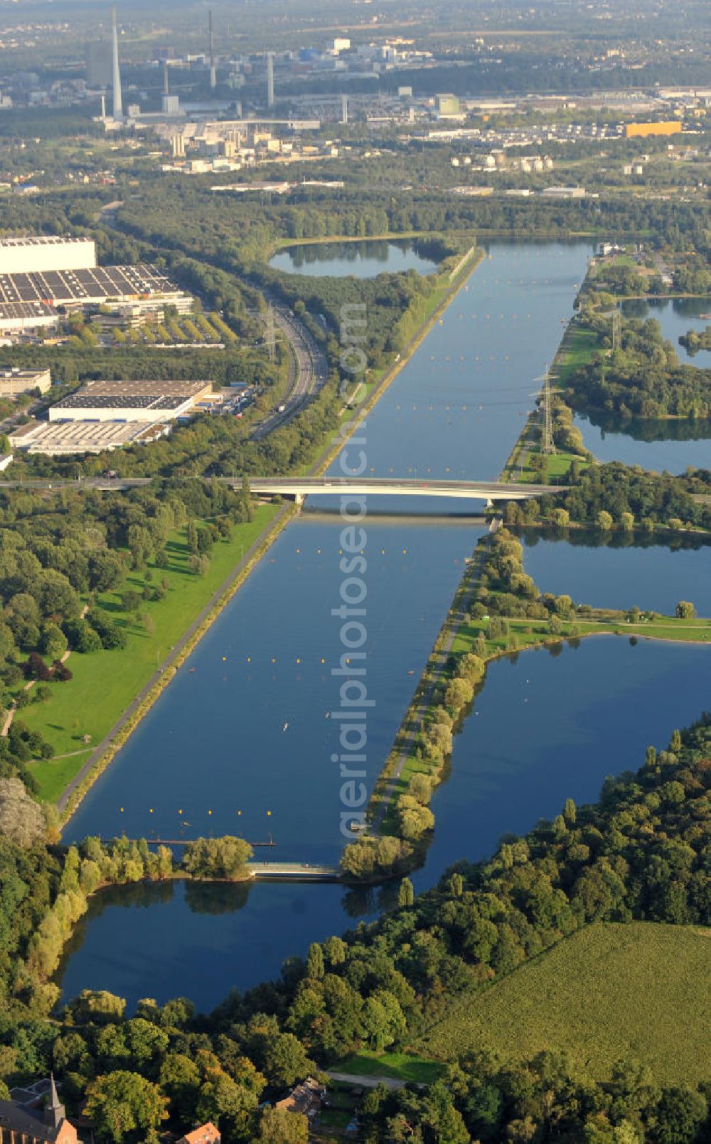 Köln from above - Die Regattabahn in der Sport- und Erholungsanlage Fühlinger See an der Industriestraße, der Neusser Landstraße, der Merianstraße und der Oranjehofstraße in Köln-Fühlingen in Nordrhein-Westfalen. The regatta course in the sports ground and recreation park of the lake Fühlinger See at the streets Industriestrasse, der Neusser Landstrasse, der Merianstrasse und der Oranjehofstrasse in Cologne in North Rhine-Westphalia.