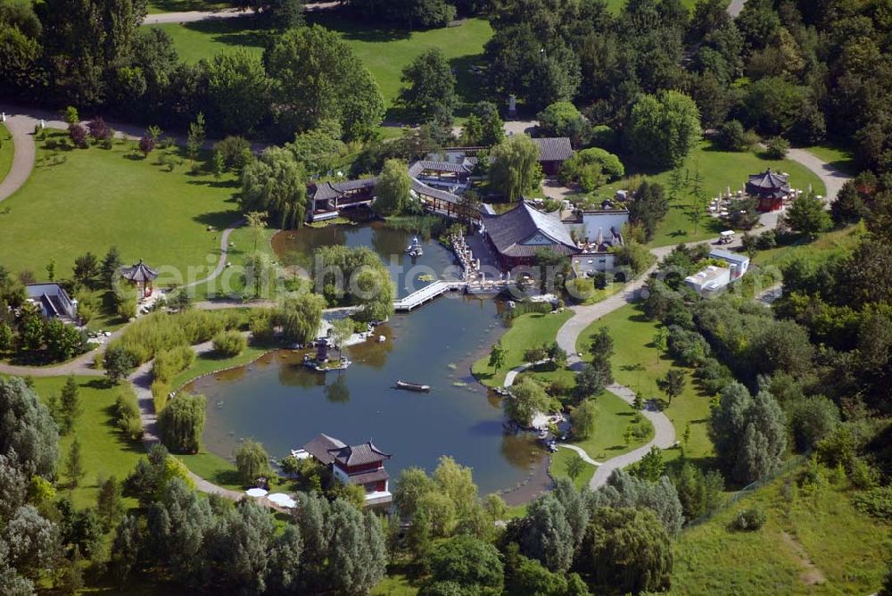 Aerial image Berlin - Blick auf den Garten des wiedergewonnenen Mondes, er ist der größte chinesische Garten Europas und befindet sich als Teil des Erholungsparks Marzahn im Berliner Stadtteil Marzahn.Der Garten geht auf eine Initiative des Berliner Filmproduzenten und Chinakenners Manfred Durniok im Rahmen der Städtepartnerschaft Berlin-Peking zurück. Ursprünglich war als Standort ein Gelände in der Nähe des Tiergartens vorgesehen. Nach dem Fall der Mauer entschied man sich jedoch bewusst für eine Lage im ehemaligen Ostteil der Stadt. Die Baukosten von insgesamt 4,5 Millionen Euro wurden in Höhe von 2,1 Millionen Euro aus öffentlichen Mitteln aufgebracht. Der Rest stammt von Sponsoren. Geplant und angelegt wurde der Garten des Wiedergewonnenen Mondes vom Pekinger Institut für Klassische Landschaftsgärtnerei, das 1997 zwei Landschaftsarchitekten und 18 Gärtner für drei Jahre nach Marzahn schickte. Ein großer Teil des für den Garten benötigten Materials, insbesondere Architekturteile, Marmor, Felsen und Mobiliar wurde in 20 Seecontainern aus China importiert. Lediglich die Pflanzen stammen teilweise aus Deutschland, wobei aber ausschließlich auch in China heimische Arten verwendet wurden. Die offizielle Eröffnung des Gartens erfolgte am 15. Oktober 2000.