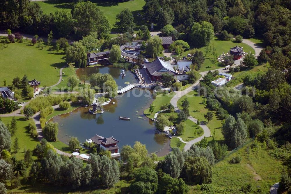 Aerial photograph Berlin - Blick auf den Garten des wiedergewonnenen Mondes, er ist der größte chinesische Garten Europas und befindet sich als Teil des Erholungsparks Marzahn im Berliner Stadtteil Marzahn.Der Garten geht auf eine Initiative des Berliner Filmproduzenten und Chinakenners Manfred Durniok im Rahmen der Städtepartnerschaft Berlin-Peking zurück. Ursprünglich war als Standort ein Gelände in der Nähe des Tiergartens vorgesehen. Nach dem Fall der Mauer entschied man sich jedoch bewusst für eine Lage im ehemaligen Ostteil der Stadt. Die Baukosten von insgesamt 4,5 Millionen Euro wurden in Höhe von 2,1 Millionen Euro aus öffentlichen Mitteln aufgebracht. Der Rest stammt von Sponsoren. Geplant und angelegt wurde der Garten des Wiedergewonnenen Mondes vom Pekinger Institut für Klassische Landschaftsgärtnerei, das 1997 zwei Landschaftsarchitekten und 18 Gärtner für drei Jahre nach Marzahn schickte. Ein großer Teil des für den Garten benötigten Materials, insbesondere Architekturteile, Marmor, Felsen und Mobiliar wurde in 20 Seecontainern aus China importiert. Lediglich die Pflanzen stammen teilweise aus Deutschland, wobei aber ausschließlich auch in China heimische Arten verwendet wurden. Die offizielle Eröffnung des Gartens erfolgte am 15. Oktober 2000.