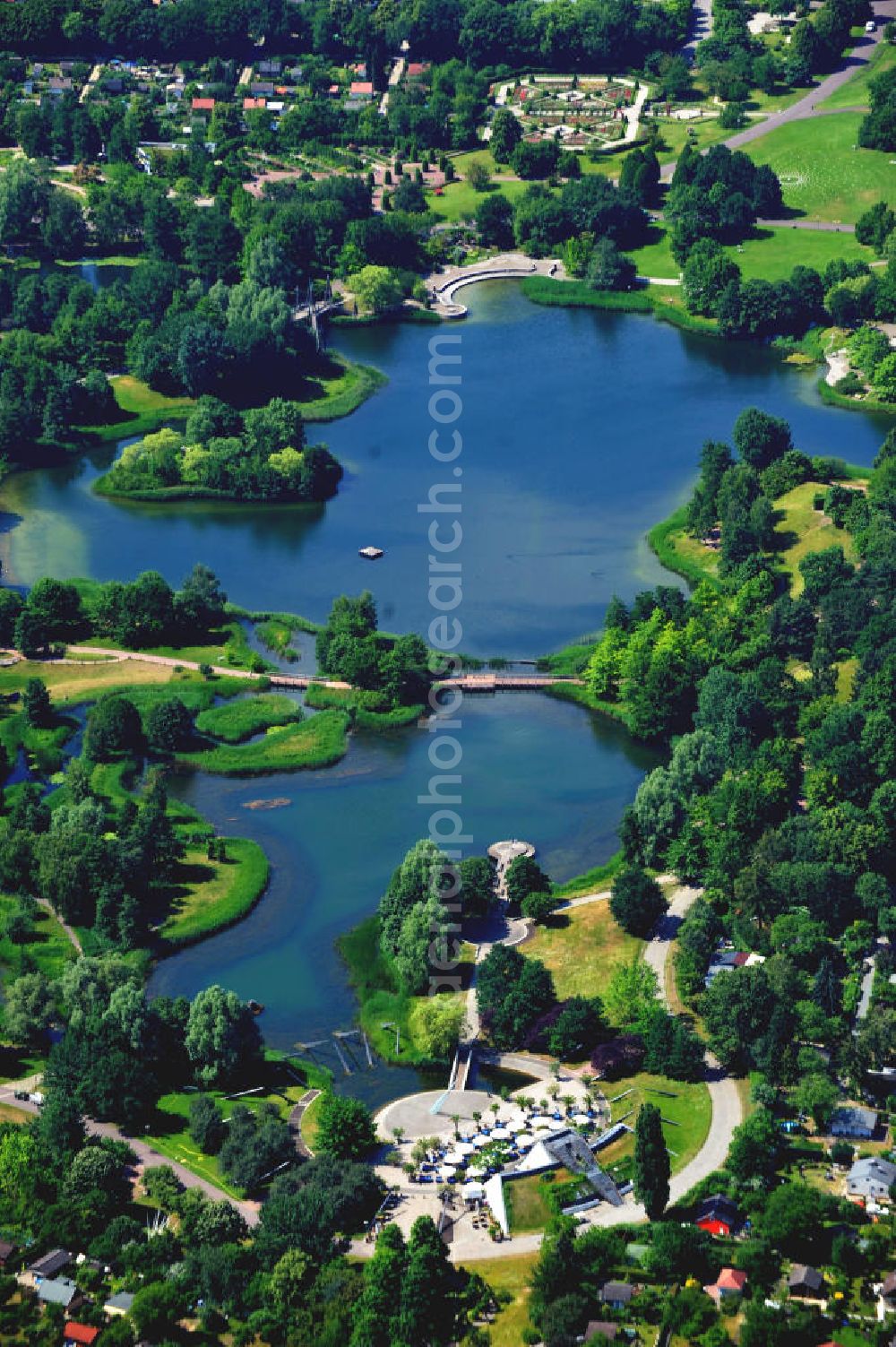 Berlin Britz from above - Blick auf den Britzer Garten, einem 90 Hektar großen Erholungspark , welcher anläßlich der Bundesgartenschau 1985 errichtet wurde. View of the Britz Garden, a 90-acre recreation park, which was built during the Federal Garden Show 1985th.