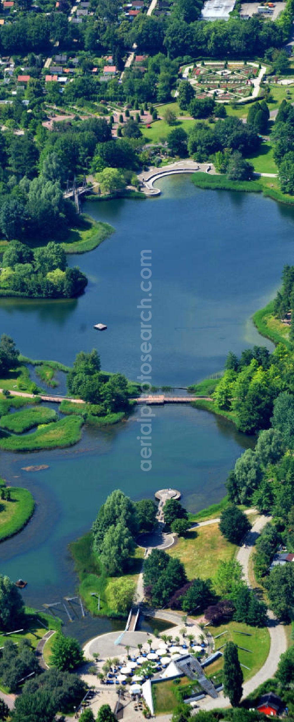 Berlin Britz from the bird's eye view: Blick auf den Britzer Garten, einem 90 Hektar großen Erholungspark , welcher anläßlich der Bundesgartenschau 1985 errichtet wurde. View of the Britz Garden, a 90-acre recreation park, which was built during the Federal Garden Show 1985th.