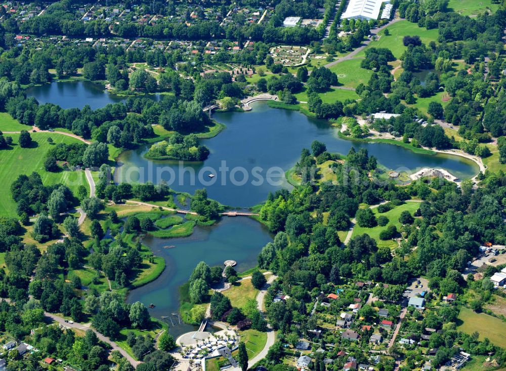 Aerial photograph Berlin Britz - Blick auf den Britzer Garten, einem 90 Hektar großen Erholungspark , welcher anläßlich der Bundesgartenschau 1985 errichtet wurde. View of the Britz Garden, a 90-acre recreation park, which was built during the Federal Garden Show 1985th.