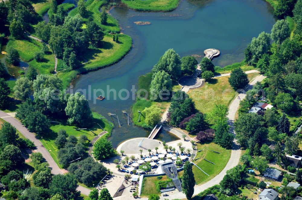 Berlin Britz from above - Blick auf den Britzer Garten, einem 90 Hektar großen Erholungspark , welcher anläßlich der Bundesgartenschau 1985 errichtet wurde. View of the Britz Garden, a 90-acre recreation park, which was built during the Federal Garden Show 1985th.