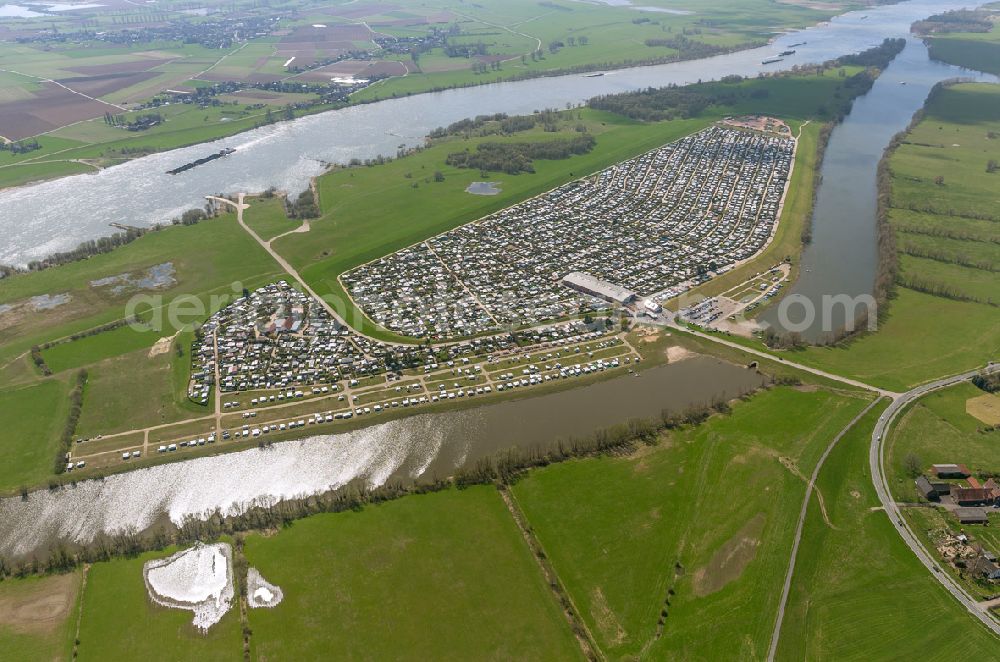 Wesel from the bird's eye view: Recreation center and campsite on the Rhine at Gravinsel in Wesel in the state of North Rhine-Westphalia