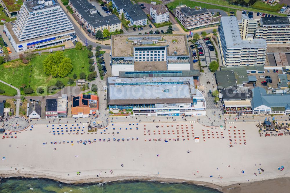 Grömitz from above - Adventure pool Wave on the Kurpromenade street in Groemitz on the Baltic Sea coast in the state Schleswig-Holstein, Germany