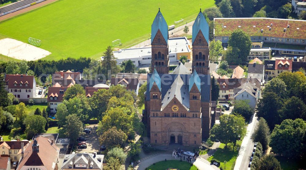 Aerial photograph Bad Homburg - Die Erlöserkirche im Zentrum von Bad Homburg in Hessen ist die evangelische Hauptkirche der Kurstadt und entstand im Rahmen des Kirchbauprogramms von Kaiser Wilhelm II. Die schon zu Beginn des 19. Jahrhunderts bestehenden Pläne zum Bau der Pfarrkirche konnten so von den Architekten Max Spitta und Franz Schwechten ausgeführt und die Kirche 1908 eingeweiht werden. Sie vereint Stilmittel der byzantinischen Kunst mit Elementen der deutschen Hochromanik. Church of the Redeemer in centre of town Bad Homburg in Hesse is the evangelical main church of the spa town and developed within the scope of church building program of Wilhelm II. Built by architects Max Spitta and Franz Schwechten, the church was finally inaugurated in 1908. It combines Byzantine art with Romanesque elements.