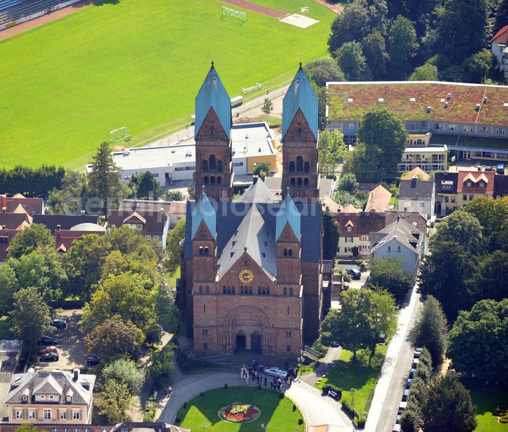 Bad Homburg from above - Die Erlöserkirche im Zentrum von Bad Homburg in Hessen ist die evangelische Hauptkirche der Kurstadt und entstand im Rahmen des Kirchbauprogramms von Kaiser Wilhelm II. Die schon zu Beginn des 19. Jahrhunderts bestehenden Pläne zum Bau der Pfarrkirche konnten so von den Architekten Max Spitta und Franz Schwechten ausgeführt und die Kirche 1908 eingeweiht werden. Sie vereint Stilmittel der byzantinischen Kunst mit Elementen der deutschen Hochromanik. Church of the Redeemer in centre of town Bad Homburg in Hesse is the evangelical main church of the spa town and developed within the scope of church building program of Wilhelm II. Built by architects Max Spitta and Franz Schwechten, the church was finally inaugurated in 1908. It combines Byzantine art with Romanesque elements.