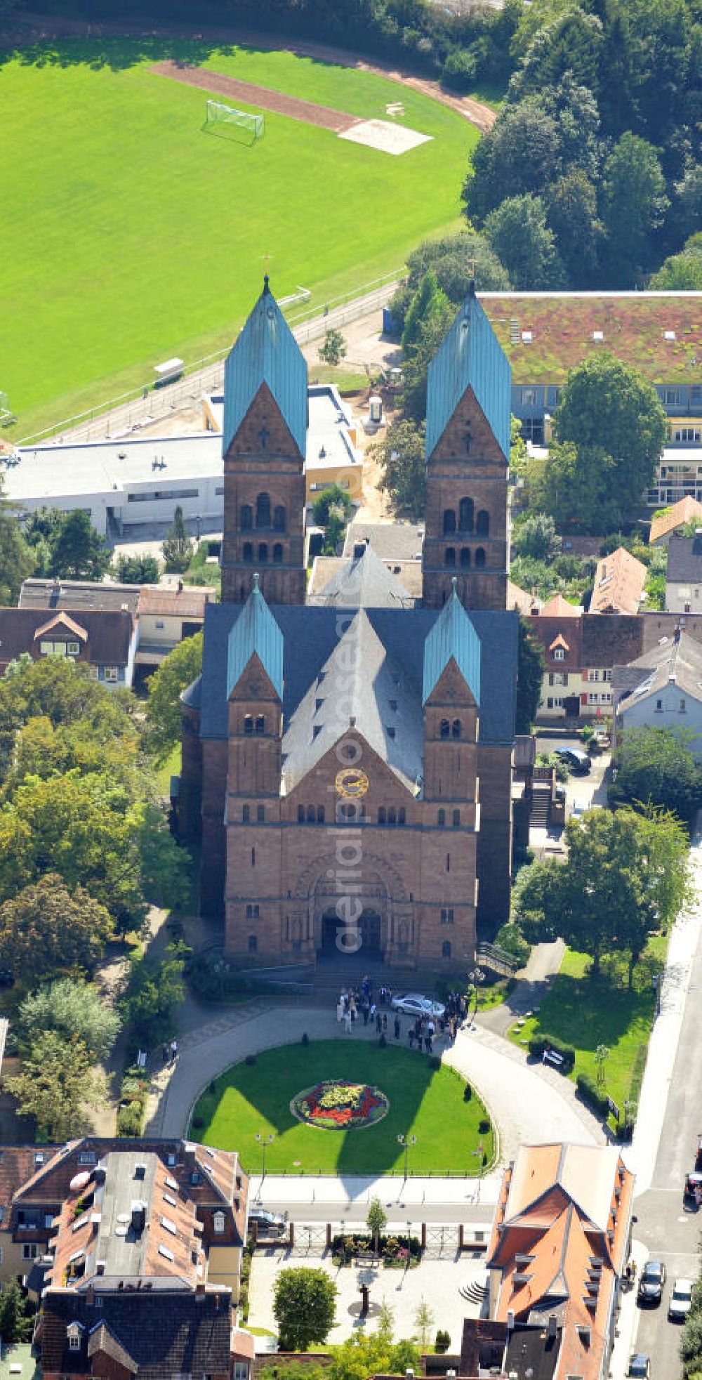 Bad Homburg from the bird's eye view: Die Erlöserkirche im Zentrum von Bad Homburg in Hessen ist die evangelische Hauptkirche der Kurstadt und entstand im Rahmen des Kirchbauprogramms von Kaiser Wilhelm II. Die schon zu Beginn des 19. Jahrhunderts bestehenden Pläne zum Bau der Pfarrkirche konnten so von den Architekten Max Spitta und Franz Schwechten ausgeführt und die Kirche 1908 eingeweiht werden. Sie vereint Stilmittel der byzantinischen Kunst mit Elementen der deutschen Hochromanik. Church of the Redeemer in centre of town Bad Homburg in Hesse is the evangelical main church of the spa town and developed within the scope of church building program of Wilhelm II. Built by architects Max Spitta and Franz Schwechten, the church was finally inaugurated in 1908. It combines Byzantine art with Romanesque elements.