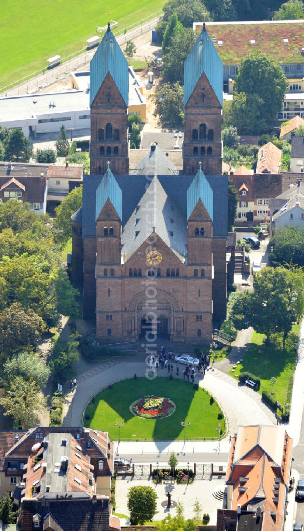 Aerial image Bad Homburg - Die Erlöserkirche im Zentrum von Bad Homburg in Hessen ist die evangelische Hauptkirche der Kurstadt und entstand im Rahmen des Kirchbauprogramms von Kaiser Wilhelm II. Die schon zu Beginn des 19. Jahrhunderts bestehenden Pläne zum Bau der Pfarrkirche konnten so von den Architekten Max Spitta und Franz Schwechten ausgeführt und die Kirche 1908 eingeweiht werden. Sie vereint Stilmittel der byzantinischen Kunst mit Elementen der deutschen Hochromanik. Church of the Redeemer in centre of town Bad Homburg in Hesse is the evangelical main church of the spa town and developed within the scope of church building program of Wilhelm II. Built by architects Max Spitta and Franz Schwechten, the church was finally inaugurated in 1908. It combines Byzantine art with Romanesque elements.